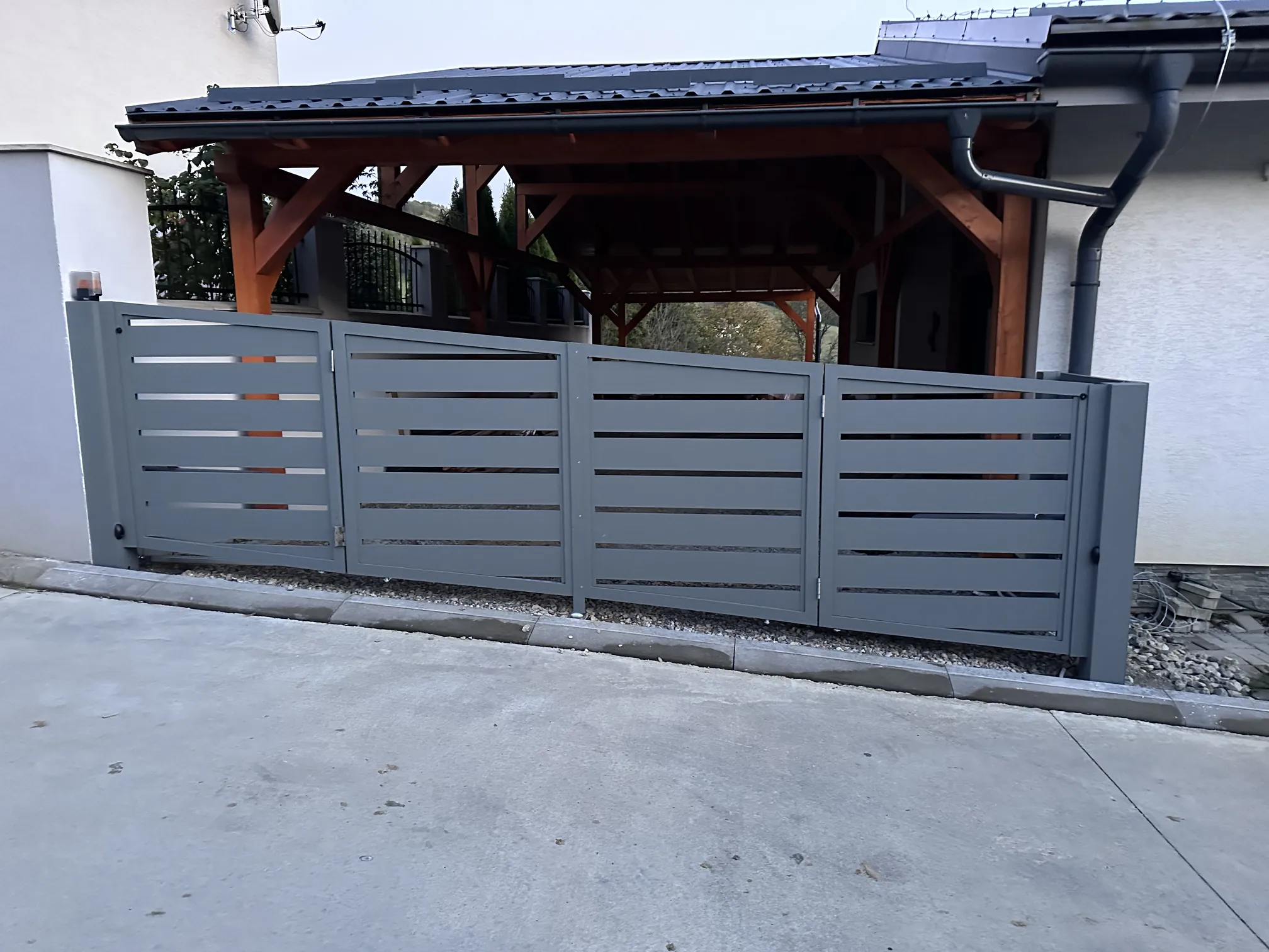 Jak postavit plot ve svahu: Kompletní průvodce a tipy pro náročný terén