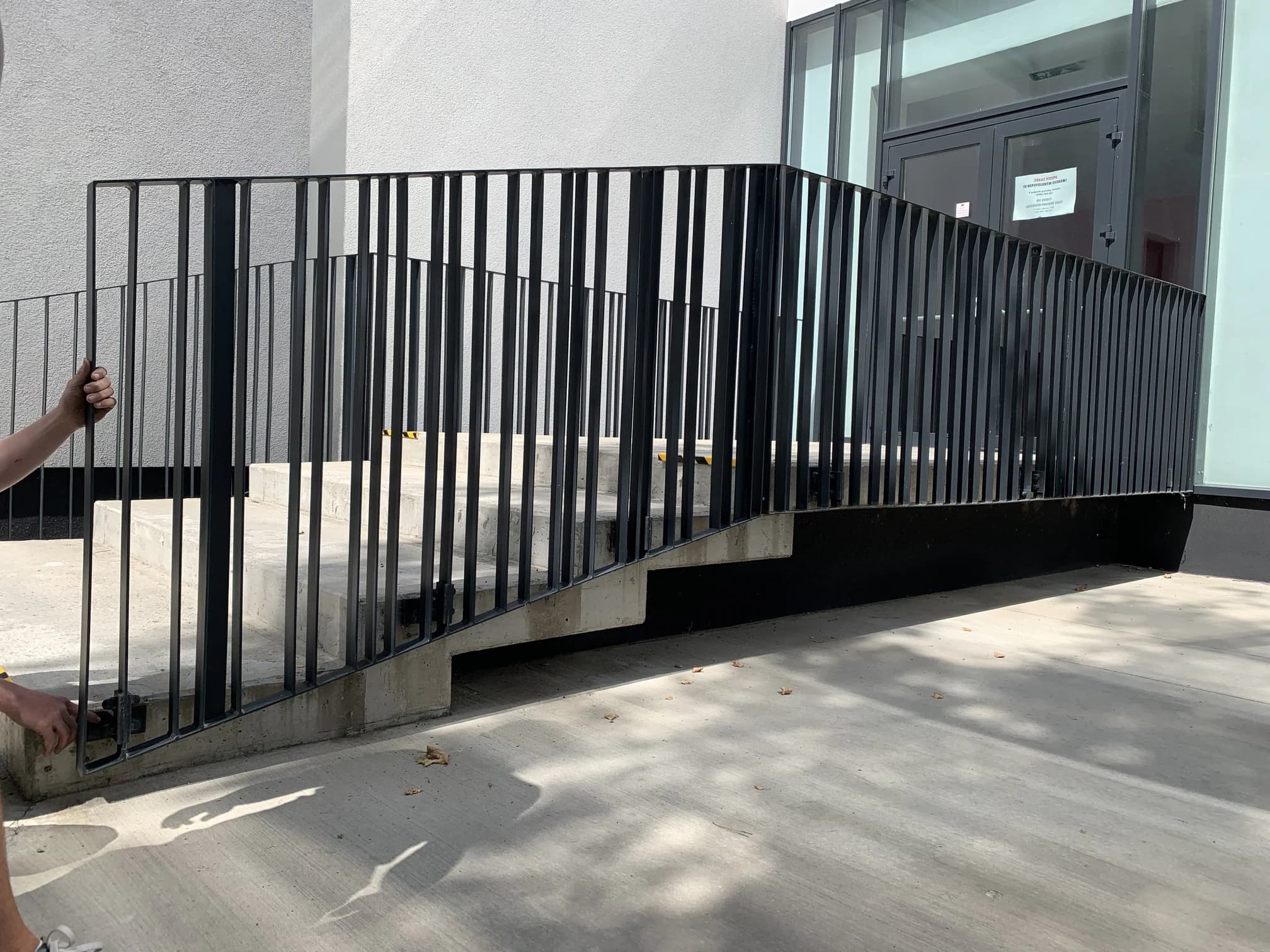 Ideální výška schodu a zábradlí: Normy, tipy a bezpečnost pro váš domov