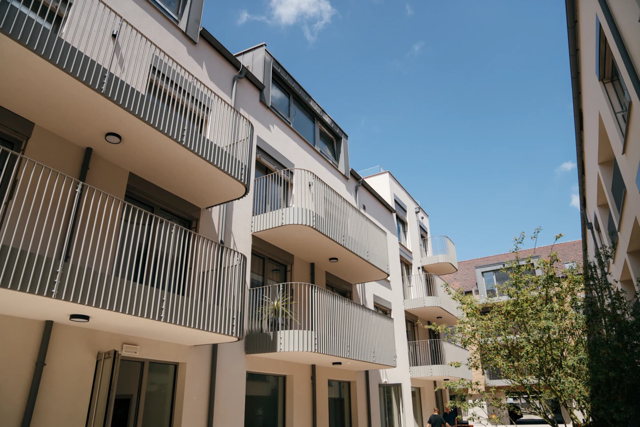 Moderní zábradlí na balkon. Tipy, materiály a inspirace