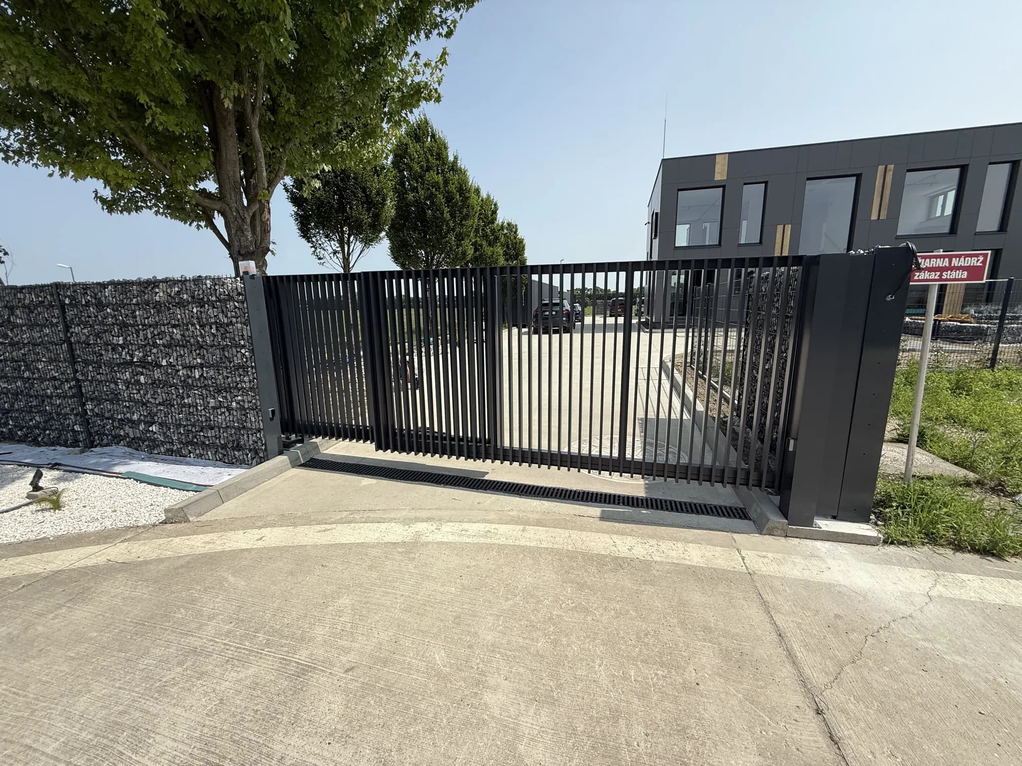 Teleskopická brána - Jaká je cena a vše, co potřebujete vědět před realizací