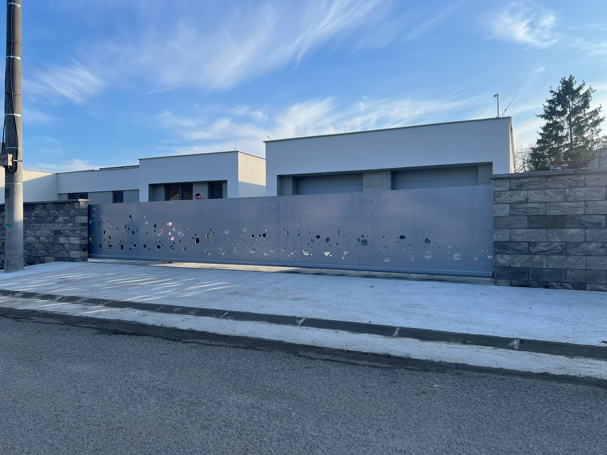 Výhody hliníkových plotů - Proč jsou ideální volbou oproti tradičním materiálům