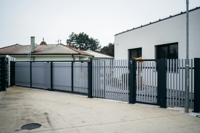 Kolejnicová brána s brankou a ploty v barve RAL 9006 Kolejnicová brána s brankou a ploty v barve RAL 9006