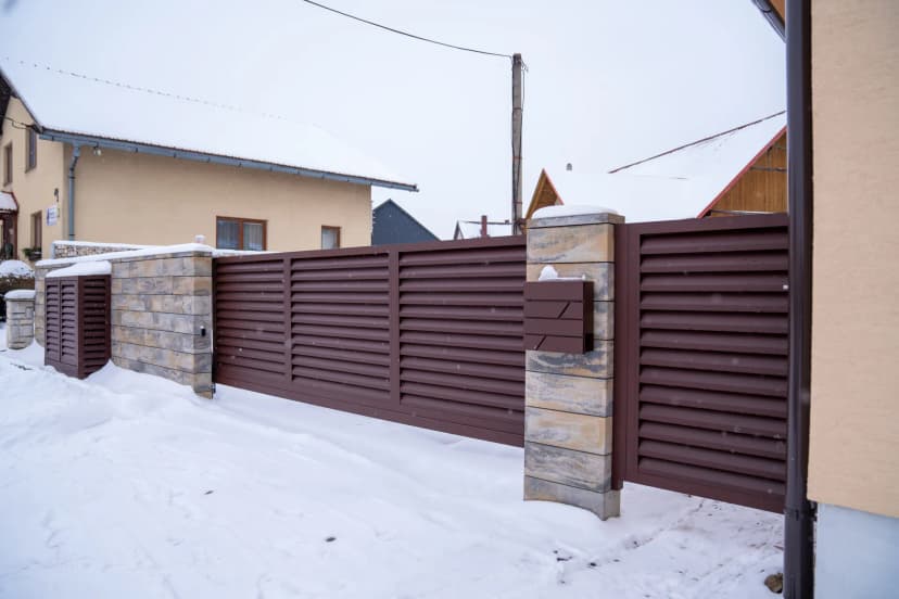 Samonosná brána v barvě RAL 8017 Samonosná brána v barvě RAL 8017