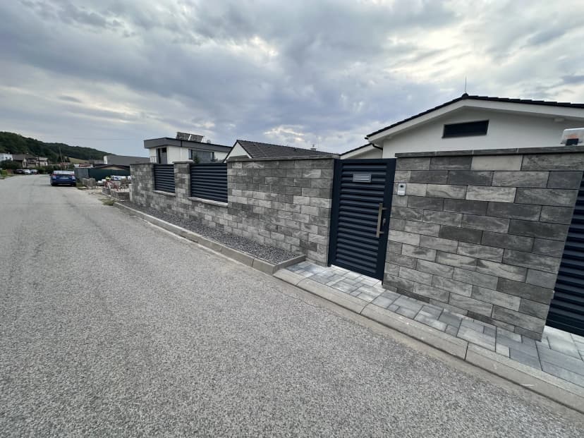 Samonosná brána s brankou a ploty v barvě RAL 7016 Samonosná brána s brankou a ploty v barvě RAL 7016