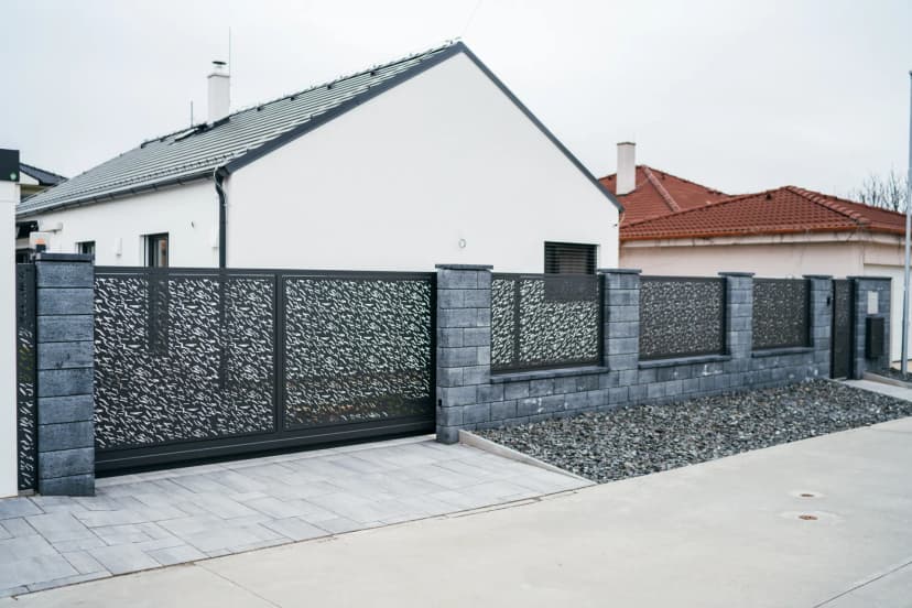 Samonosná brána s brankou a ploty v barve RAL 7016 Samonosná brána s brankou a ploty v barve RAL 7016