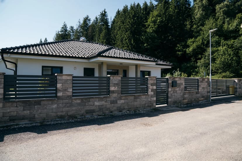 Samonosná brána s brankou a ploty v barvě RAL 7016 Samonosná brána s brankou a ploty v barvě RAL 7016