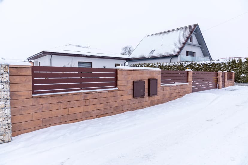 Samonosná brána s brankou a ploty v barve RAL 8016 Samonosná brána s brankou a ploty v barve RAL 8016